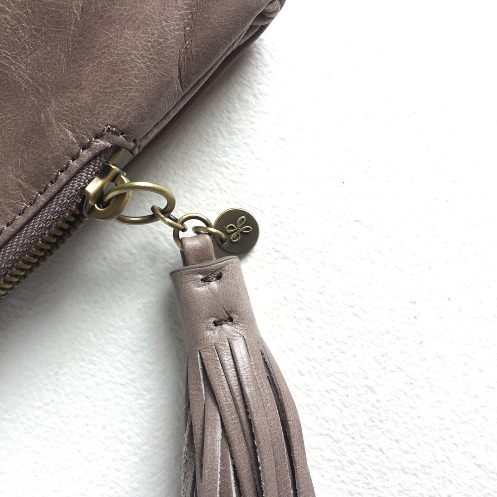 Hobo RAINE oversized leather clutch in ASH - Picture 7 of 8